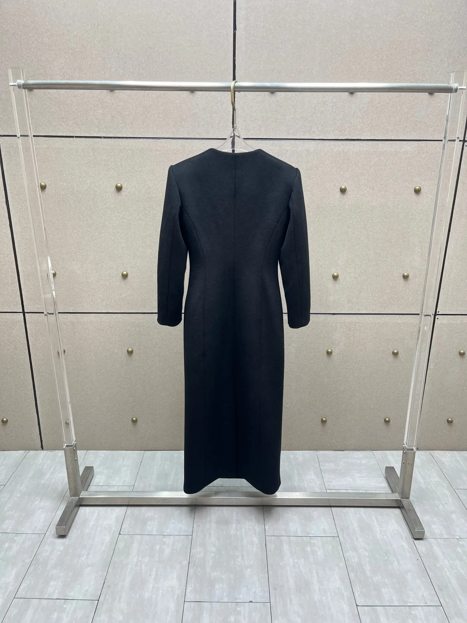 معطف طويل من الصوف مزدوج الصدر باللون الأسود صورة ظلية منظمة بقصة ضيقة معطف صوف طويل للنساء وصل حديثًا لشتاء 2025