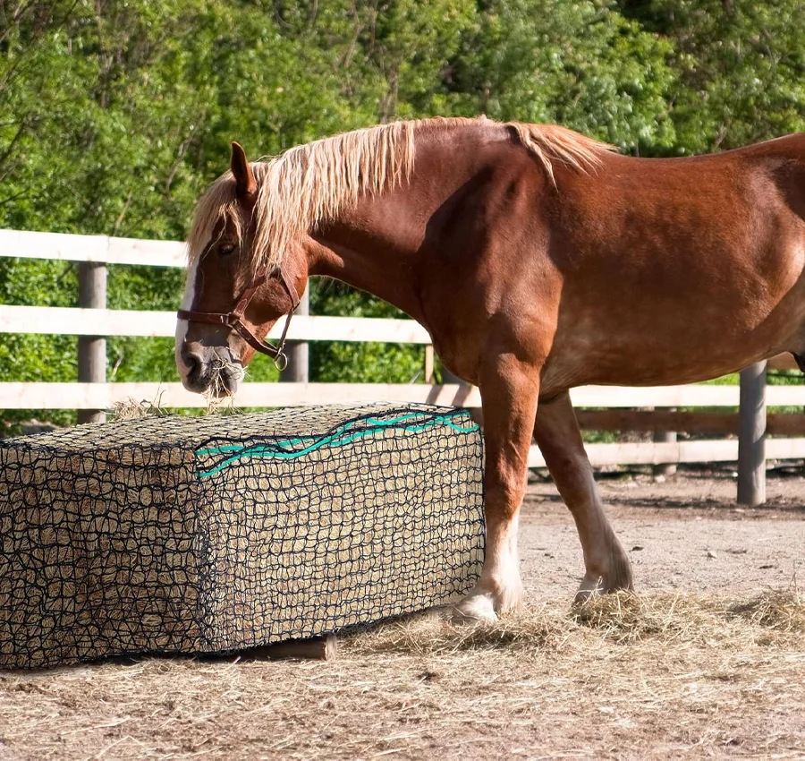 2025 أكياس شبكية معلقة على شكل حصان متينة حقيبة قش تغذية بطيئة للحيوانات للخيول والماعز شبكة تخزين القش مع خدمة القطع