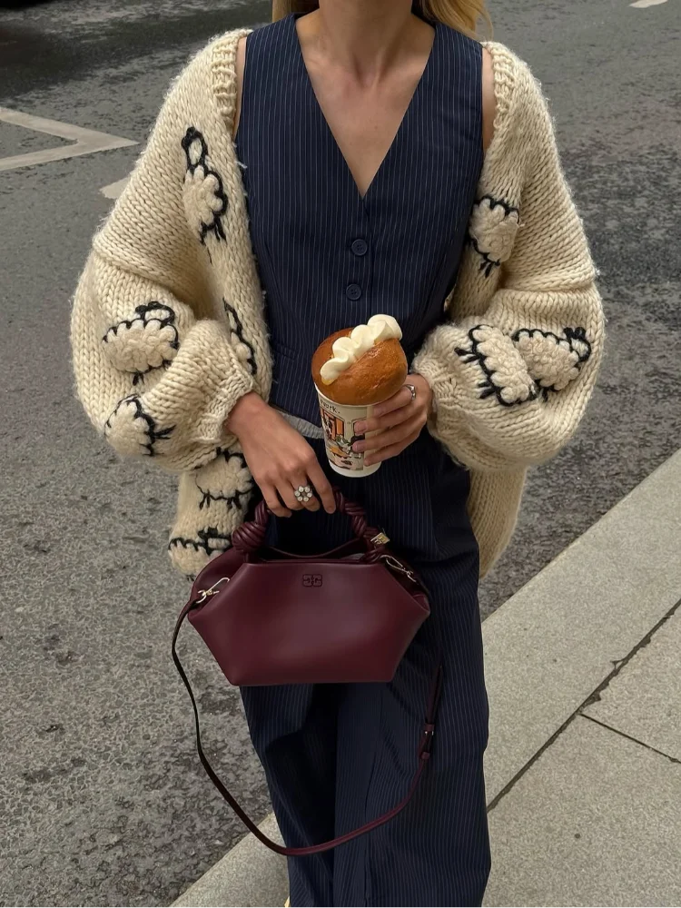 

Шикарный 3D жаккардовый кардиган, женский повседневный короткий свитер с длинными рукавами и пуговицами, модная женская осенняя верхняя одежда 2025