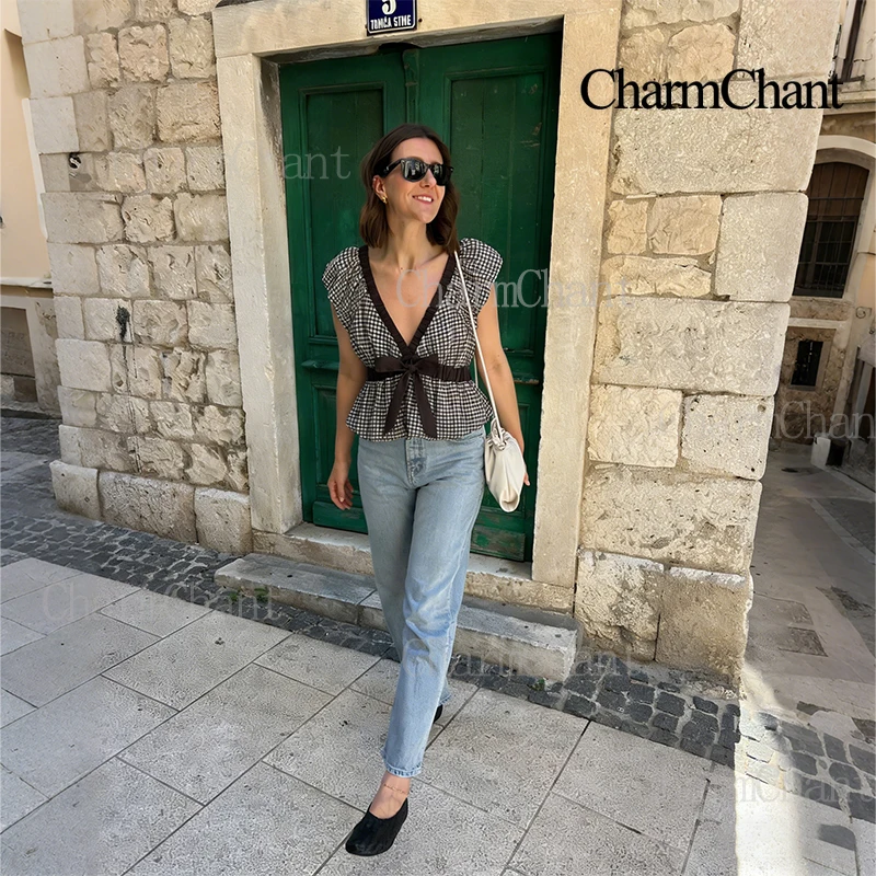 Blusa Feminina Charmchant Xadrez Preto e Branco com Decote V Profundo, Mangas Bufantes com Babados, Laço e Bainha Peplum – Linda Blusa de Verão para Resort 2026