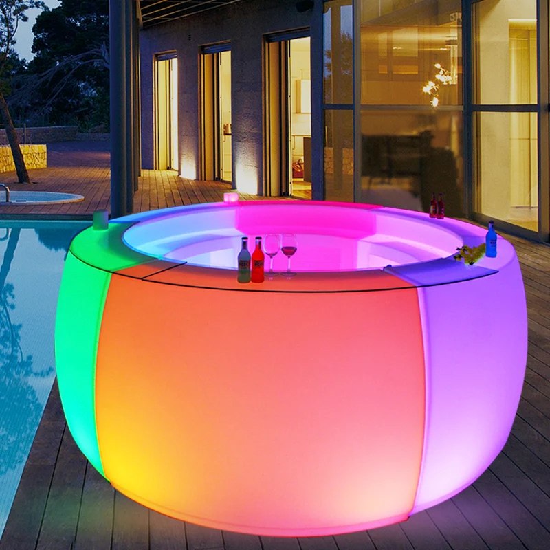 The luminous round bar can be moved. The hotel bar is a watertight mixer before the reception party