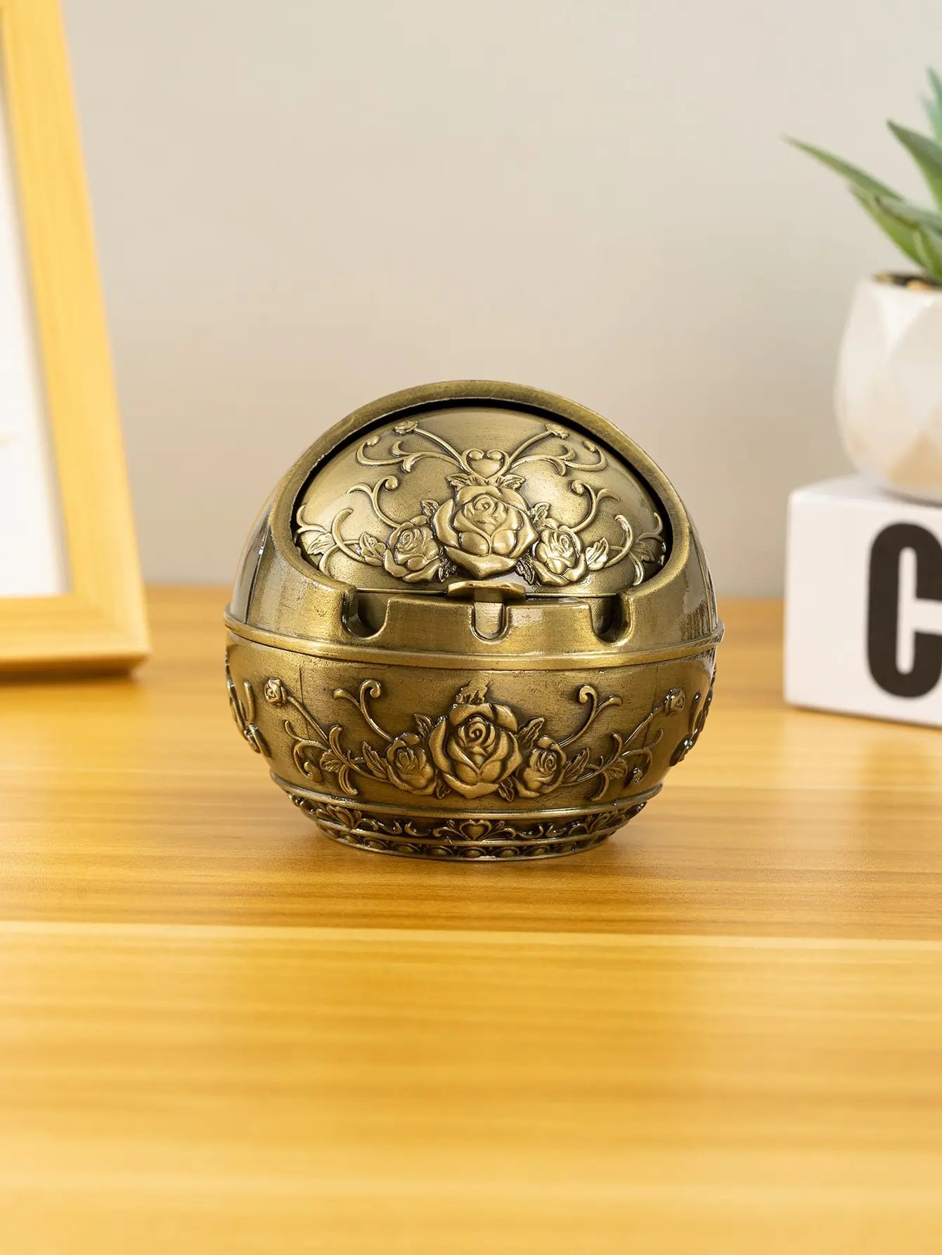 Light luxury high-end home creative trend office spherical ashtray with cover as a gift for friends three-dimensional 3D carved