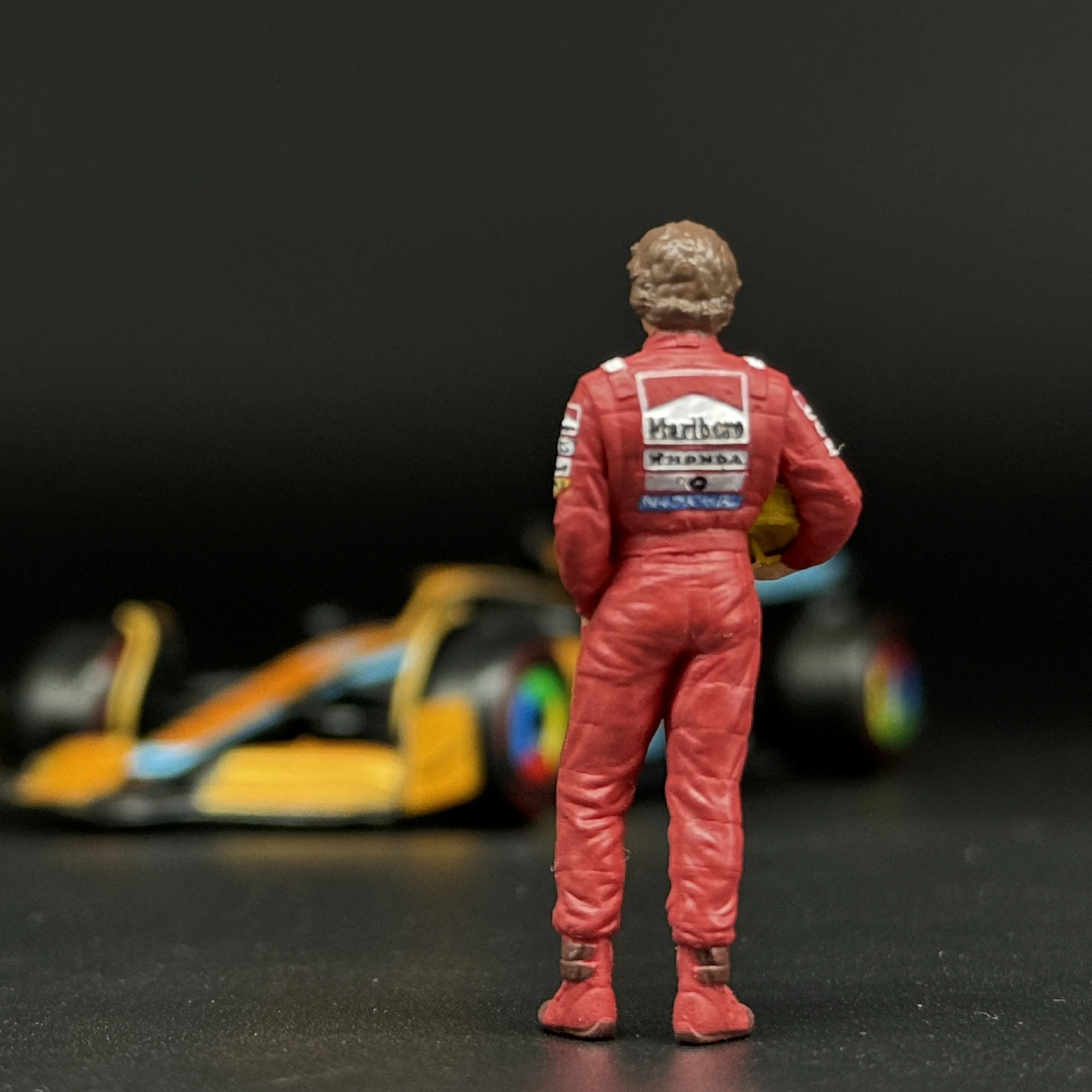 1/64スケールアイルトン · セナフィギュアとF1レーシングカーモデル
