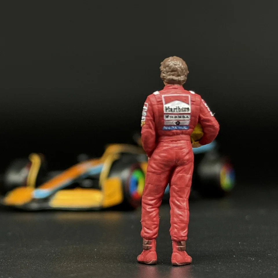 1/64スケールアイルトン · セナフィギュアとF1レーシングカーモデル