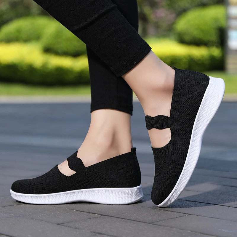 Large size lightweight women\'s sports and leisure shoes fly woven cover foot cloth shoes breathable women\'s shoes mother\'s shoes