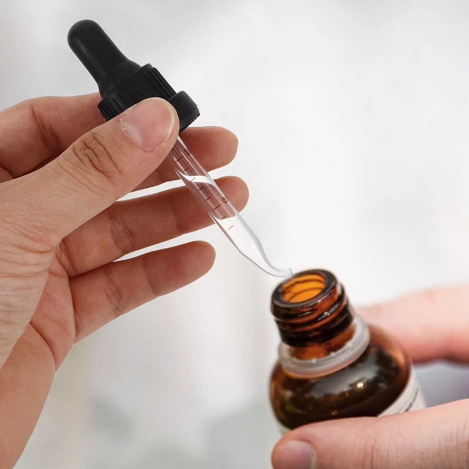 

Набор из 5 пластиковых колпачков-дозаторов для эфирных масел с градуированным наконечником, 30 мл, для точного дозирования в парфюмерных флаконах и для переливания ароматических жидкостей