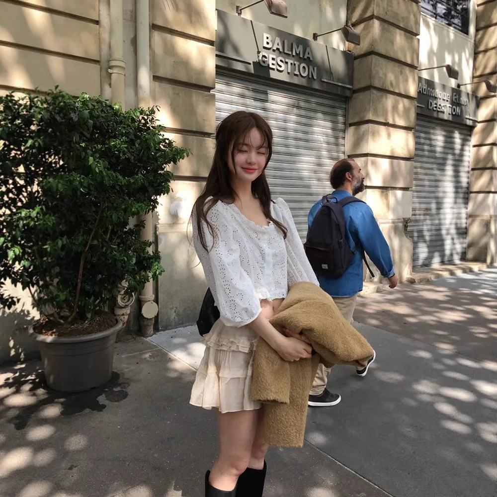 

White Lace Short Shirt Embroidered Hollow out Top Girls Summer Fashion Bore Hole Design Cotton Blend Loose Fit round Neckline