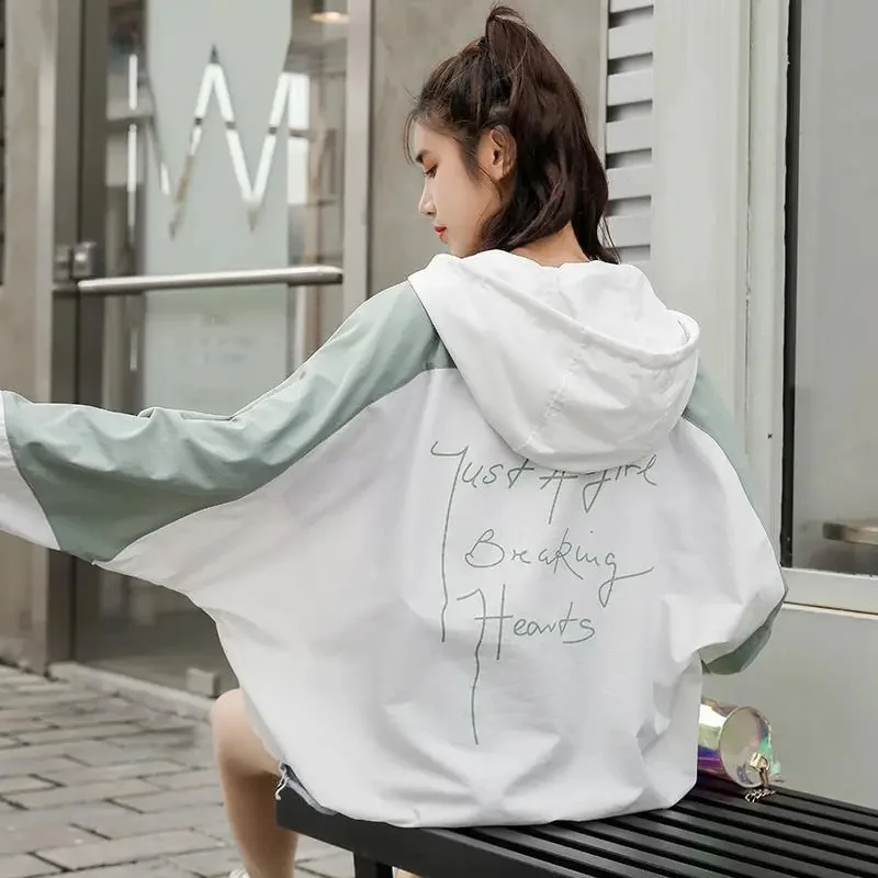 Sonnenschutzkleidung für Frauen 2025, neue Studentin, Harajuku, BF-Stil, lockerer und vielseitiger dünner Mantel mit Kapuze, Kordelzug, Sonnenschutzkleidung