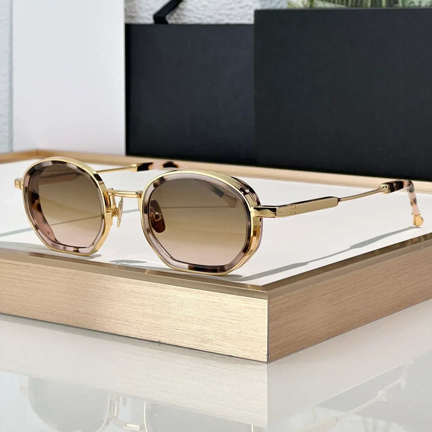 Fashion Sunglasses For Women and Men MATT Style Anti-Ultraviolet Retro Plate Full Frame Special design Glasses Random Box