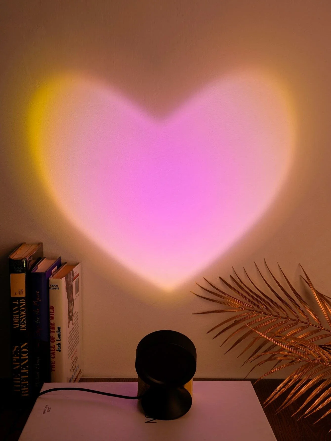 

LED Heart Sunset Projection Light - Romantic Room Decor for Bedroom, Living Room, Valentine's Day