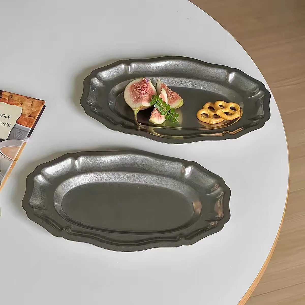 Decorative Tray Vintage Style Iron Jewelry Tray for Dessert Fruit Appetizer Snack Server Home Decorative Tray