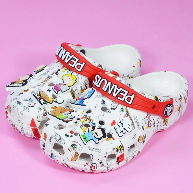 

Kawaii Hole Shoes Cartoon Anime Snoopy Summer Non-Slip Slippers High Quality Cute Outdoor Beach Shoes Boy Girls Sandals Gifts