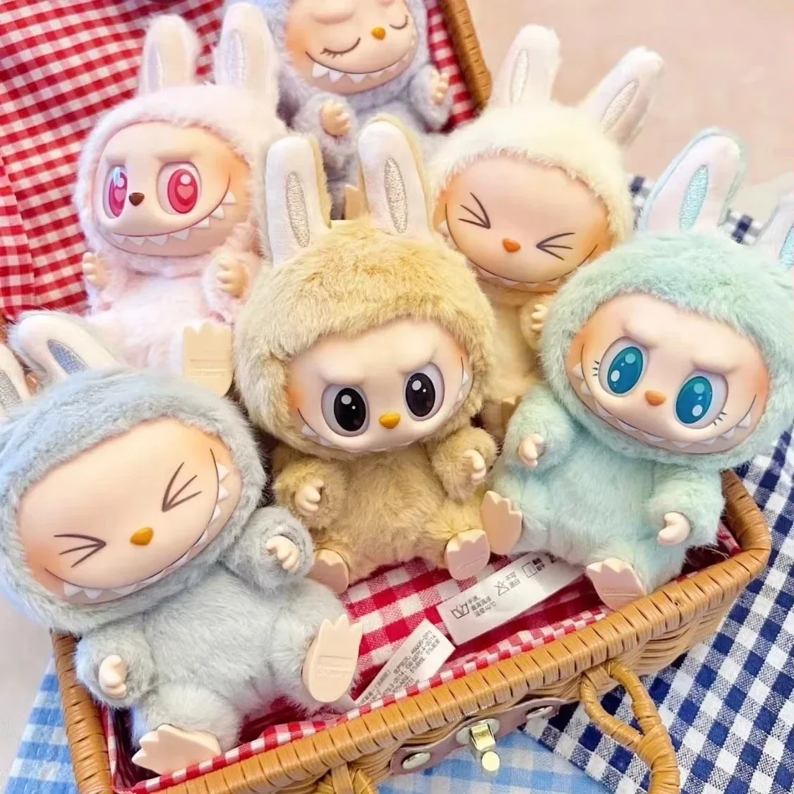 อะนิเมะร้อนรูป Labubu มีที่นั่ง Series PVC จี้ตุ๊กตา Kawaii มอนสเตอร์กล่องตาบอดของขวัญ Labubu Macaron 2