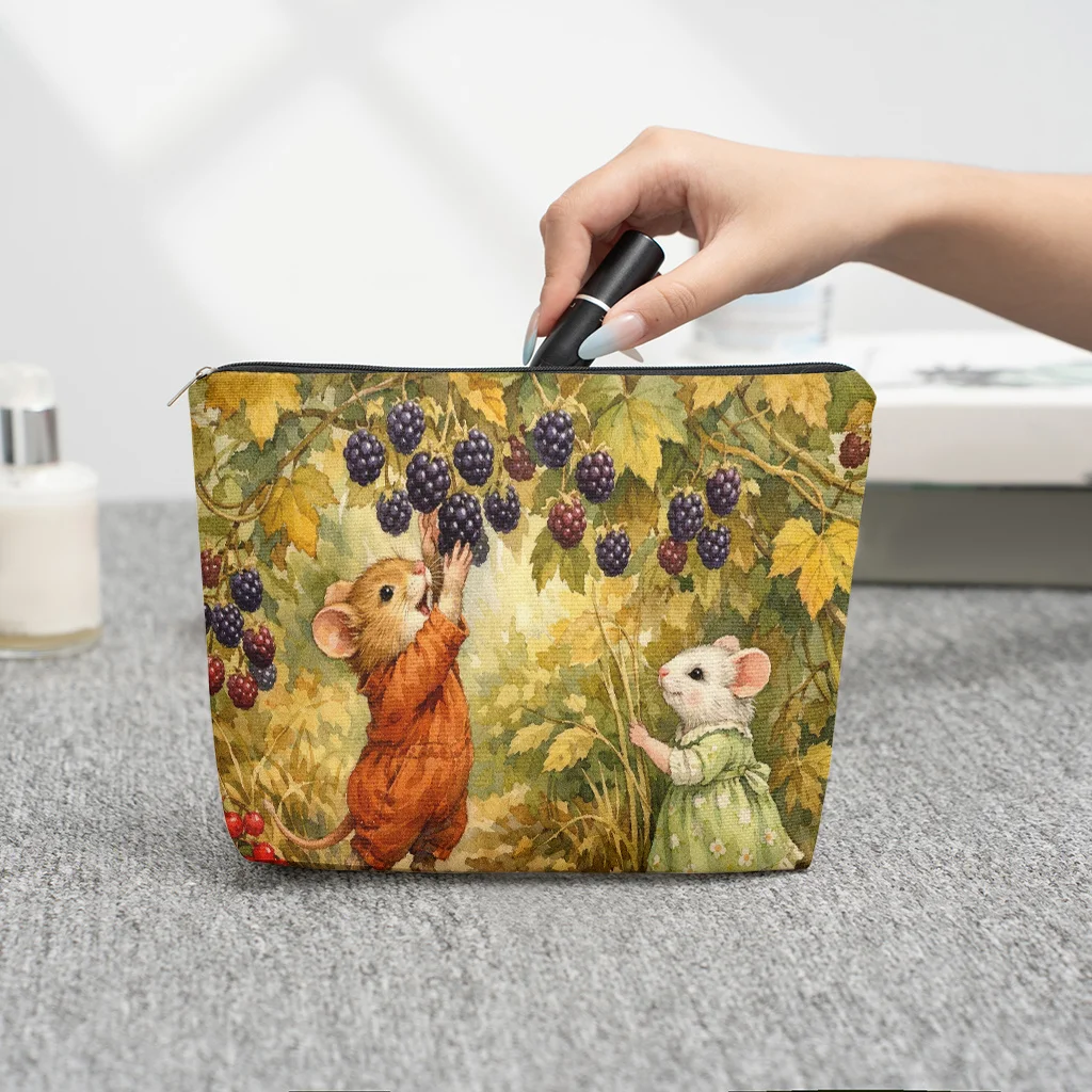 1 Piece of the Mouse Picking Blackberries Fruit-Themed Makeup Bag - Multifunctional Zipper Bag for Women, Perfect Travel Zipper Storage Bag, Fun Birthday Gift