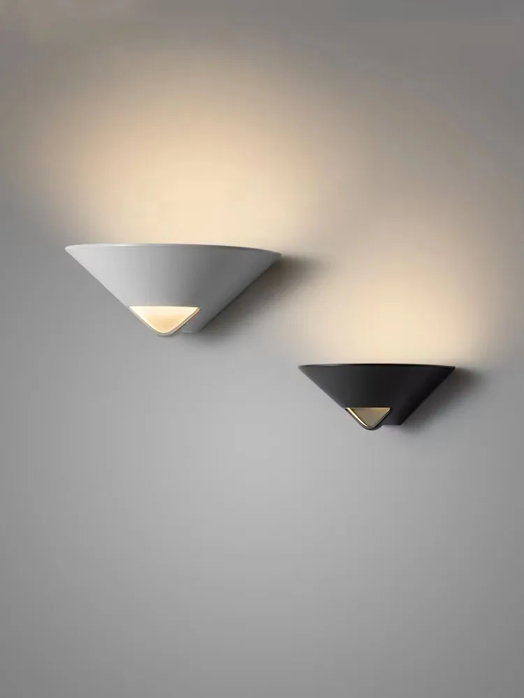 Индивидуальный простой современный фон, черный/белый настенный светильник для спальни, прикроватное светодиодное освещение для внутреннего освещения для гостиной/модели комнаты, дивана, балкона, бара