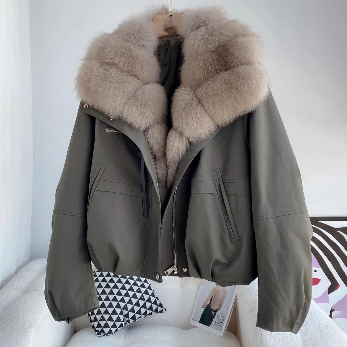 Women Faux Fox Fur Collar Cropped Parka Jacket Zip‑Up Long Sleeve Loose Warm Fur‑lined Short Coat Pockets Winter Thick Outerwear