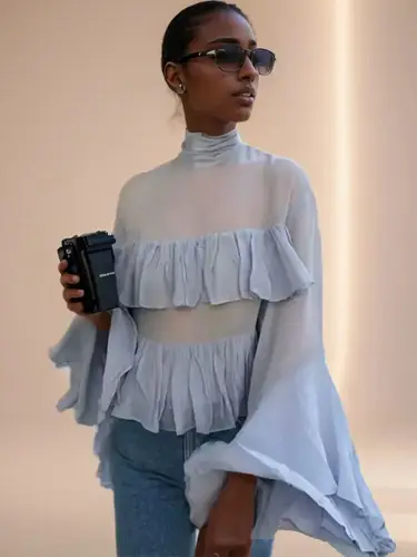 2025 Camisas con volantes y mangas acampanadas holgadas translúcidas Vintage para mujer, blusas elegantes de gasa azul con capas de calle alta