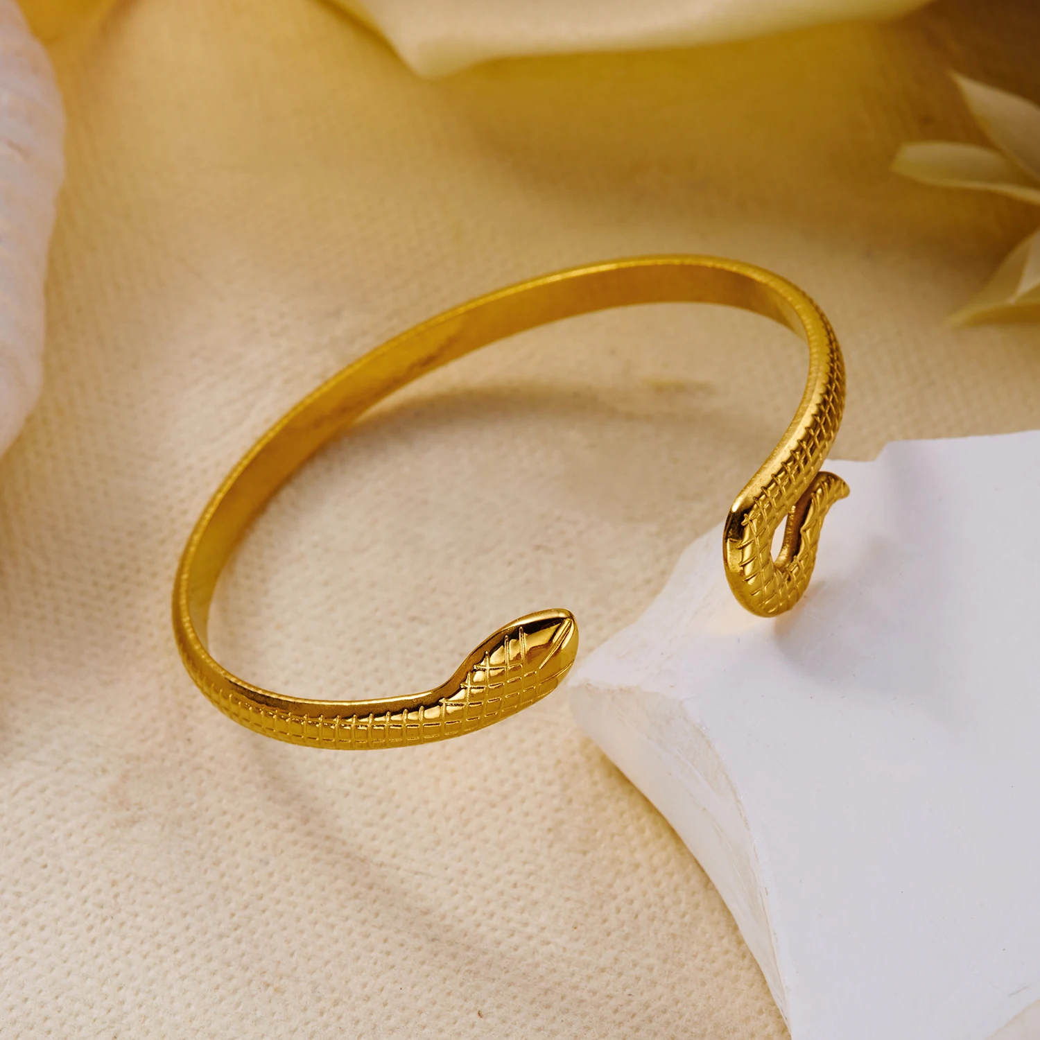 Dünner, gehämmerter, minimalistischer offener Armreif aus Edelstahl mit zarter matter Oberfläche, verstellbares Armband für Damen – Detail 9