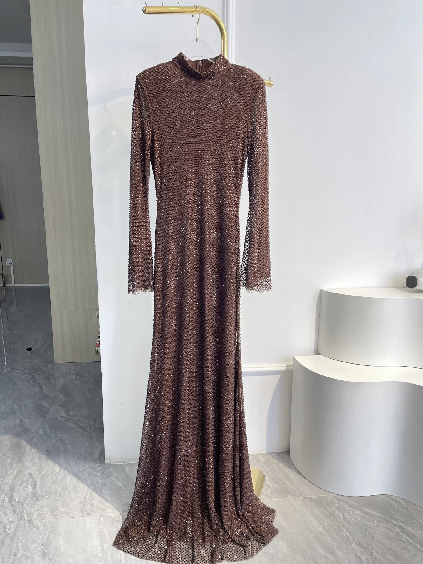 

Женское роскошное бордовое платье макси с длинными рукавами и стразами, коллекция 2026