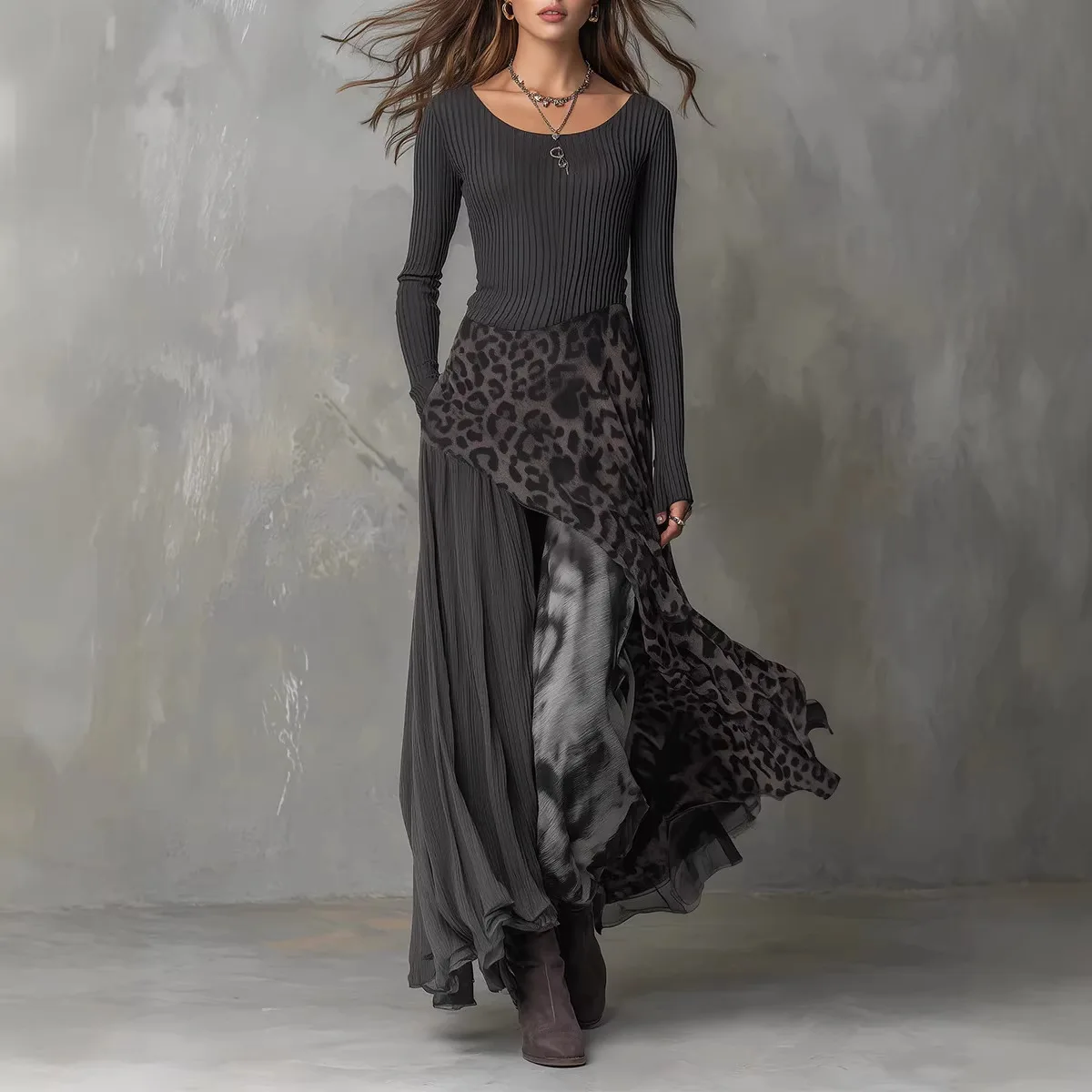 Dunkelgraues Damenkleid mit Rippenmuster, Langen Ärmeln, Rundhalsausschnitt, Asymmetrischer Lagenoptik und Leopardenmuster aus Chiffon, Lässiges Boho- und Gothic-Outfit