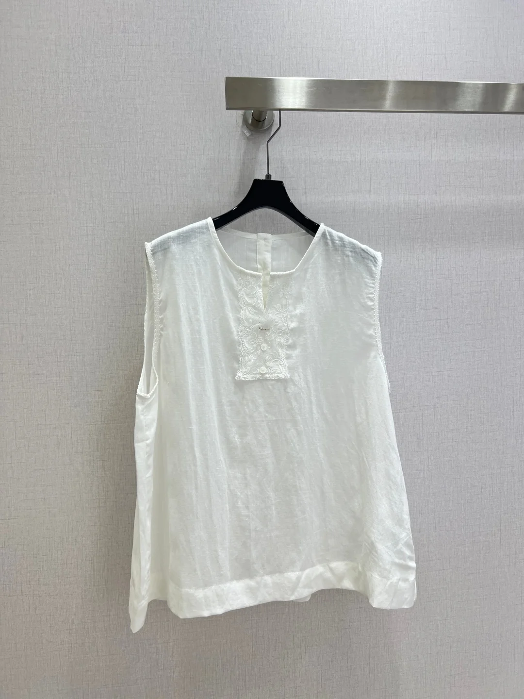26 Spring/Summer New Collection - Lace Metal Sleeveless Top + Shorts. Half-open V-neck, embroidered lace, fringed sleeveless T-s