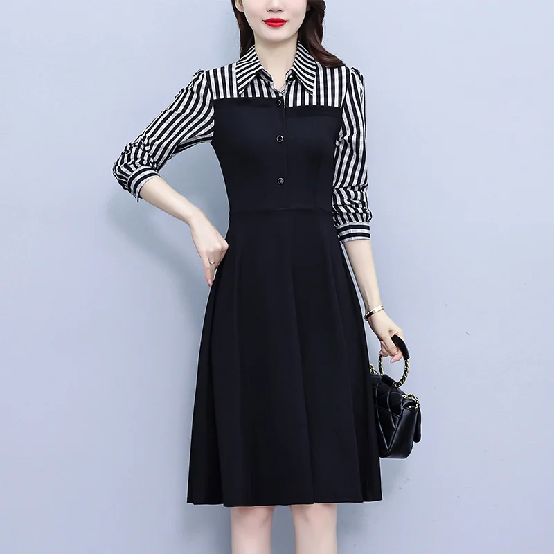 Elegantes High-End-Kleid mit Hemdkragen und Streifen für den Herbst in Übergröße