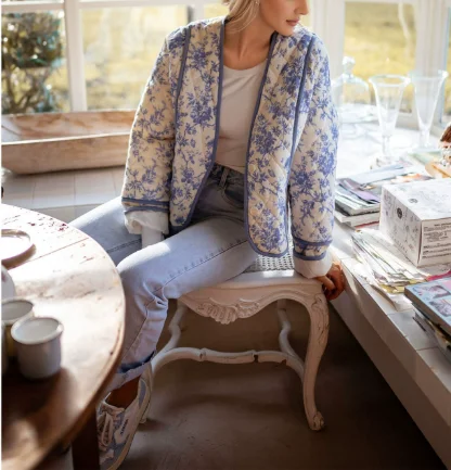 

Женская куртка 2026: Модный дизайн осень-зима, теплая, с V-образным вырезом, принтом в виде листьев, на пуговицах, с длинными рукавами