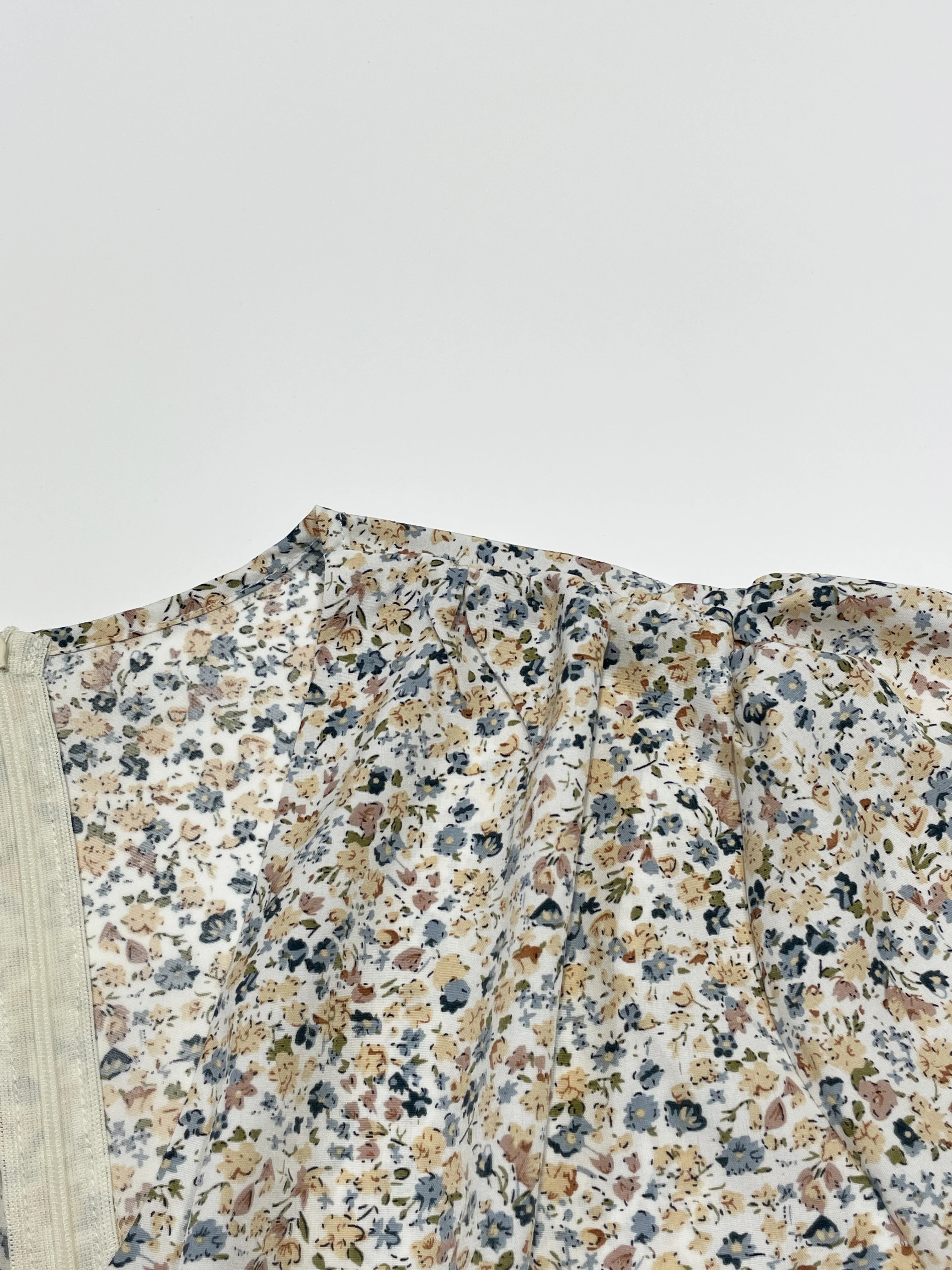 レディース ディスティ フローラル プリント シャーリング V ネック A ライン ドレス、エレガントなビショップ スリーブ ショート ドレス、春と秋に最適