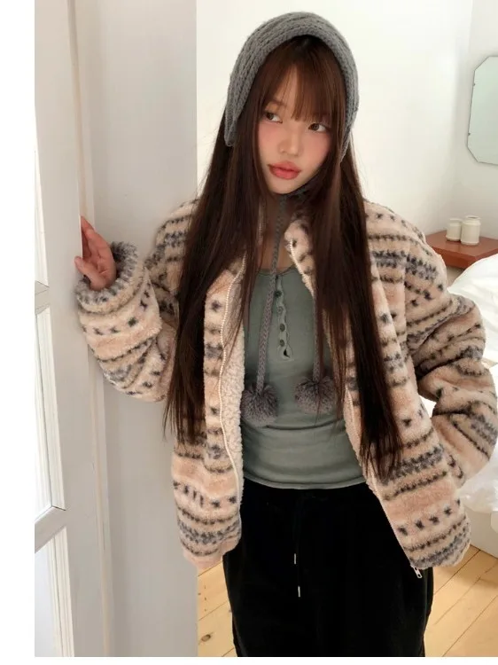 เสื้อโค้ทผ้ากำมะหยี่เนื้อนุ่มสำหรับผู้หญิง สไตล์หลวมสบาย ดีไซน์ทันสมัย ช่วยลดอายุ ให้ความอบอุ่นในฤดูหนาว แขนยาว