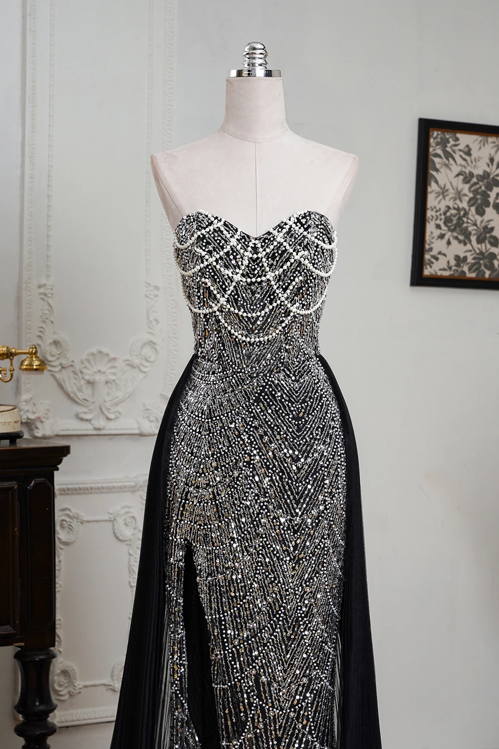 

2025 Luxury Black Beaded Arabic Evening Dresses With Slit In Stock Elegant Long Dubai Formal Gowns for Wedding Party