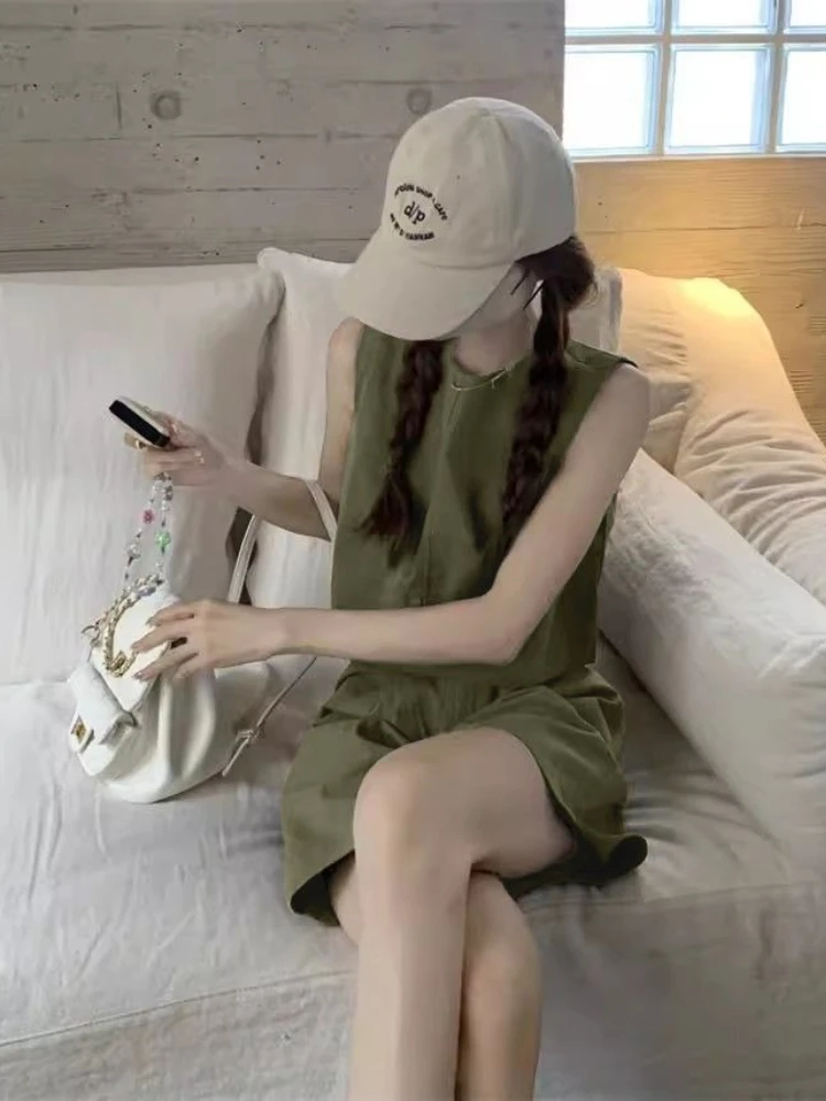 

Молодежный женский летний комплект: укороченный топ без рукавов и свободные шорты с высокой талией для миниатюрных, в стиле Tea Style. Новинка.