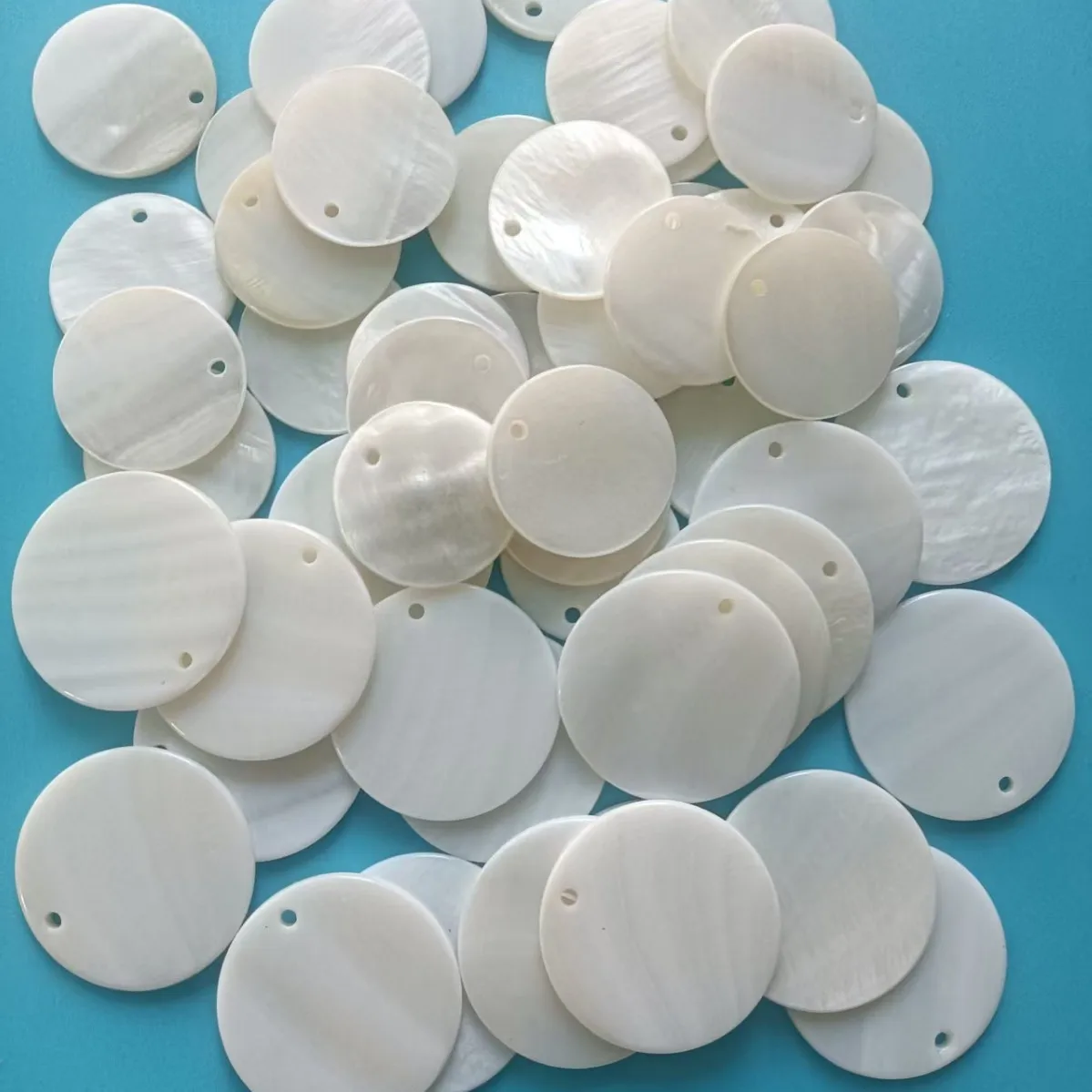 100PC Natural Mother of Pearl Shell Pendant Round Freshwater Shell Beads Charms for Women Jewelry Making DIY Necklace Earrings