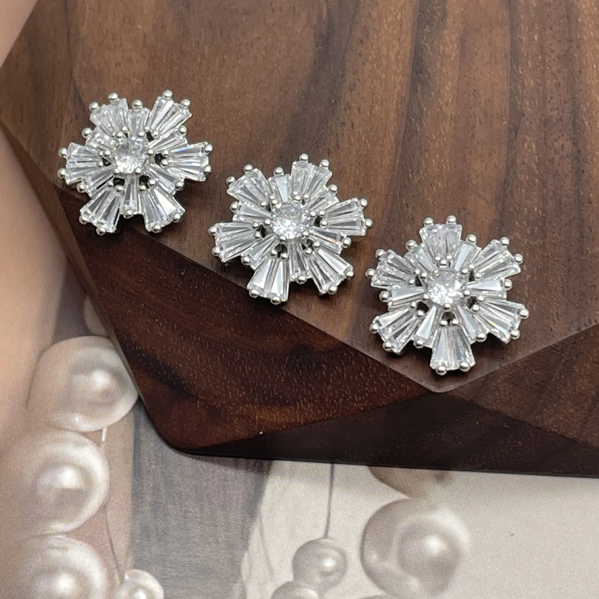 5pcs pretty snowflake rhinestone crystal buttons Cubic zirconia button for sweater coat sewing for cashmere Knit cardigan