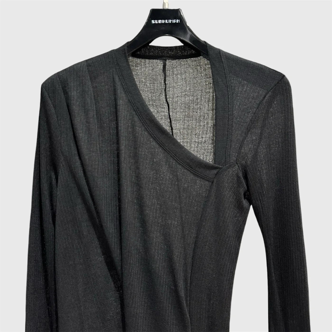 Spring Women's New Product Design Slim Fit Long Sleeved Top Women's Three-dimensional Cut Slanted Shoulder V-neck Base T-shirt