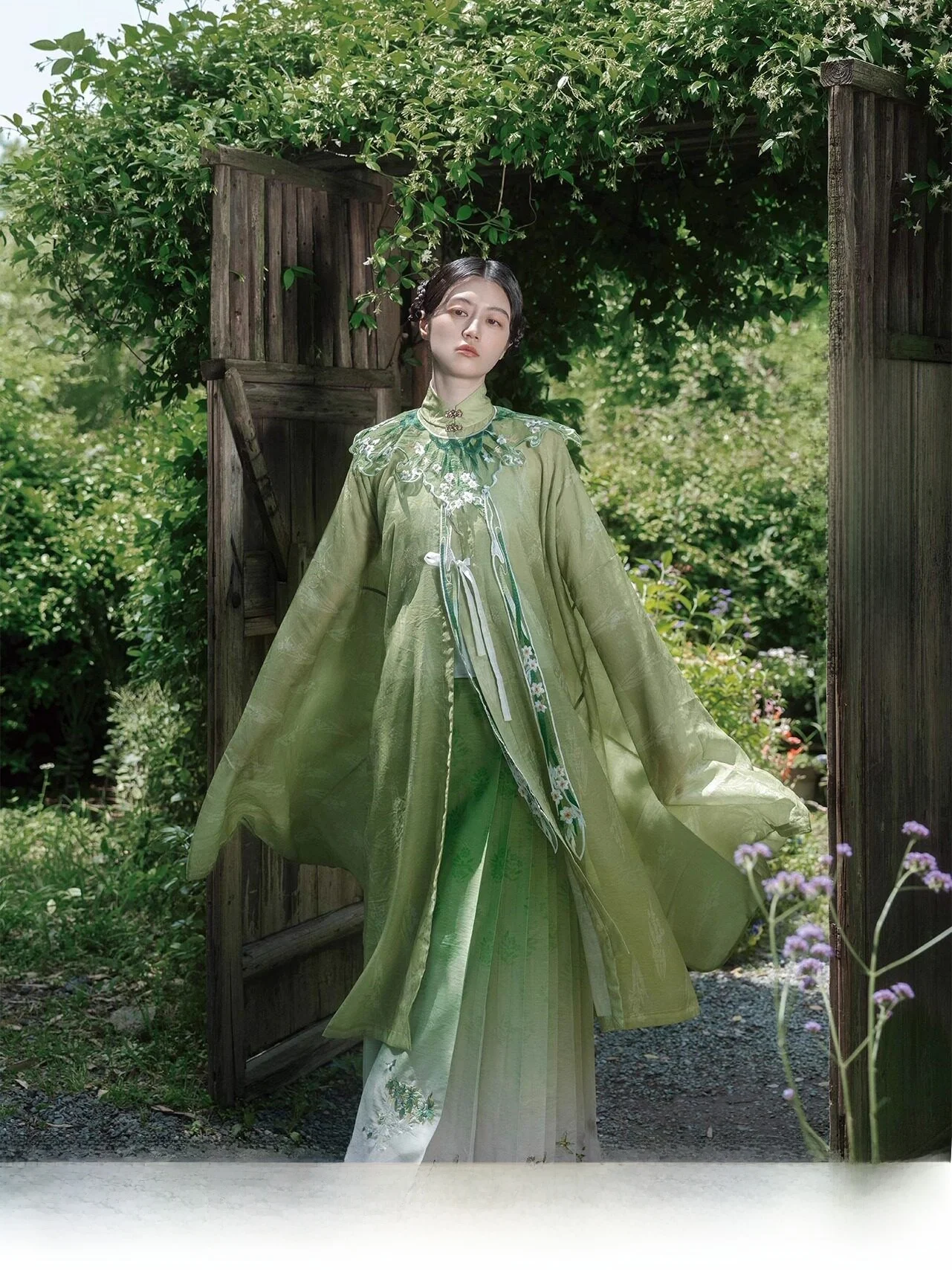 

Весенне-летний традиционный китайский костюм Ханьфу оригинального дизайна: тонкая длинная рубашка с воротником-стойкой и пуговицами, с эффектом облачного узорца на плечах.