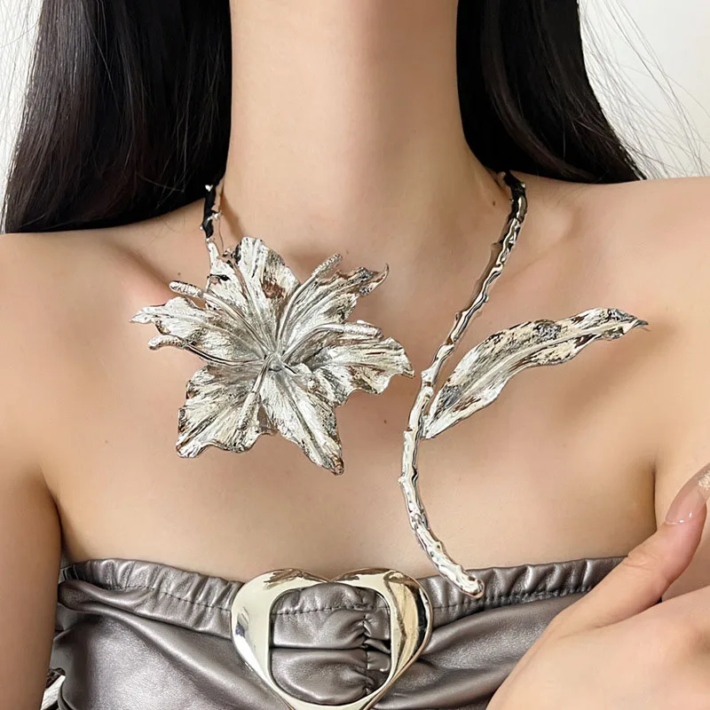 

Bobokiki Jewelry European and American Fashion New Leaves And Flowers Smooth Titanium Luxury Retro Necklace