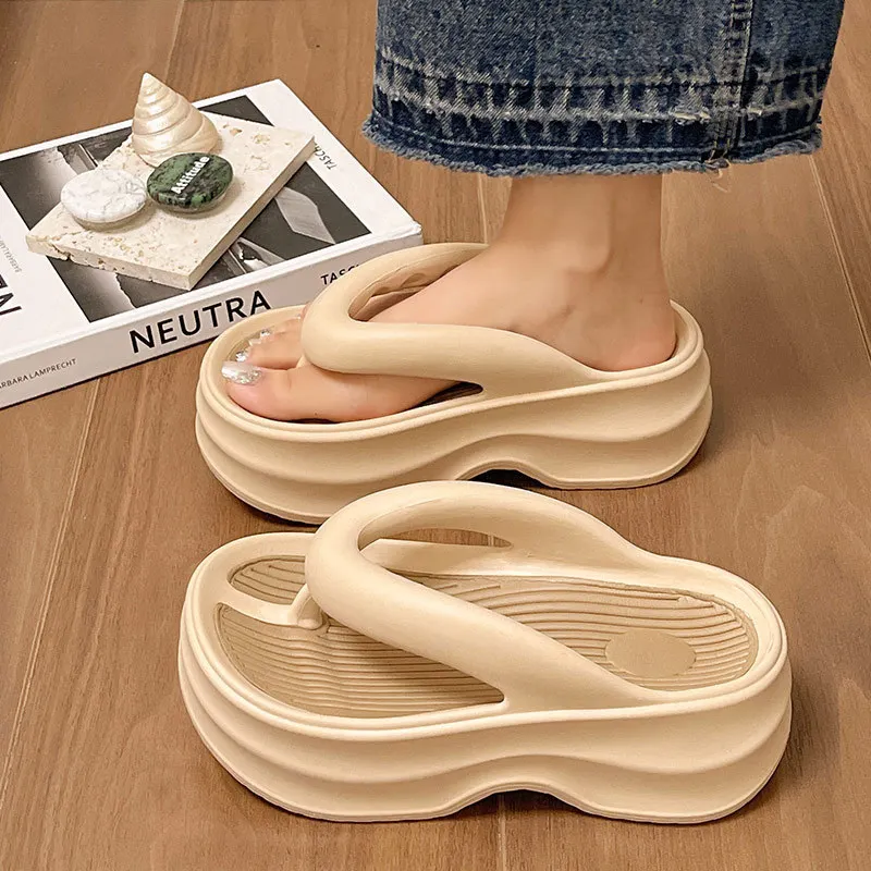 Nuevas zapatillas antideslizantes de suela suave elevada para mujer, sandalias gruesas de EVA con suela suave y plataforma para el hogar, sandalias de verano