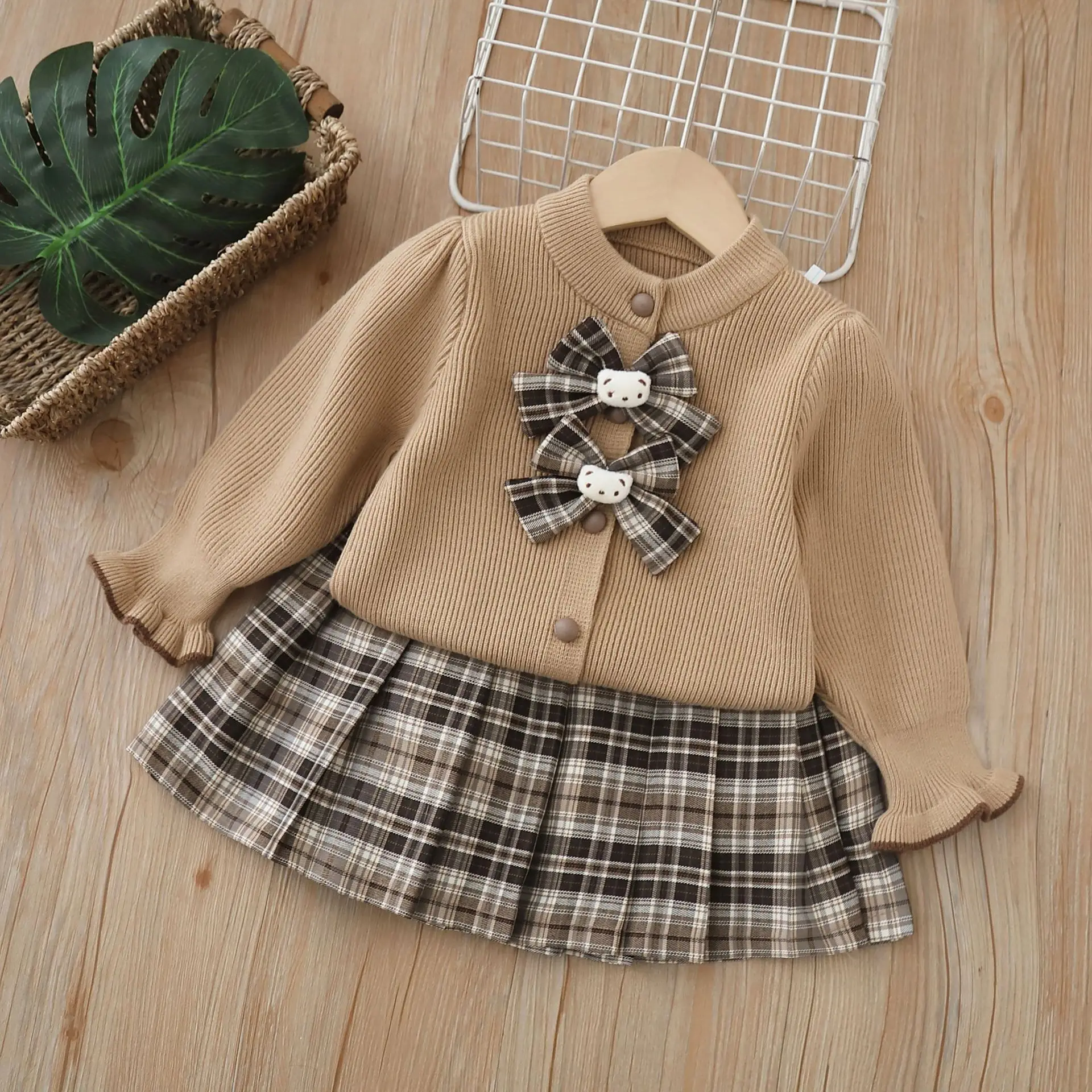 Pullover-Set mit Bären-Schleife für Kleinkinder und Mädchen – langärmliges Strickoberteil + Faltenrock |   2-teiliges Winteroutfit (Alter 2–6) Babykleidung für Mädchen