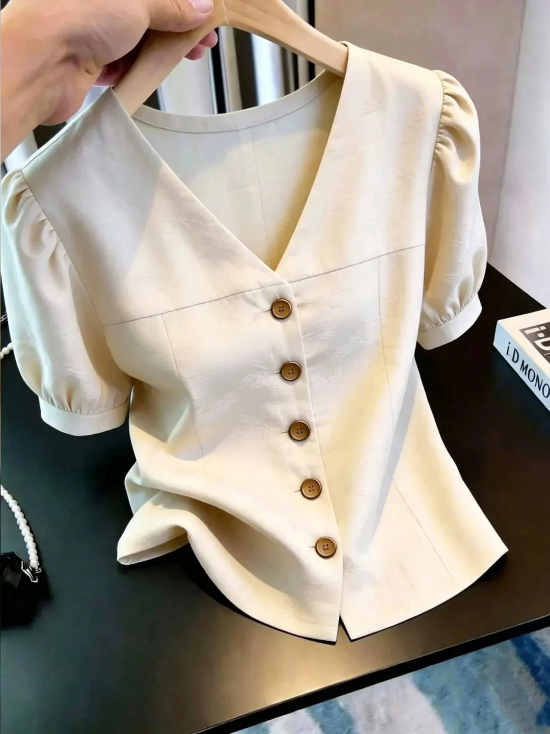

Elegant V-Neck Single-Button Short-Sleeve Shirt Women's Fashionable Summer High-End Feel Small Top Korean Style Straight Cut