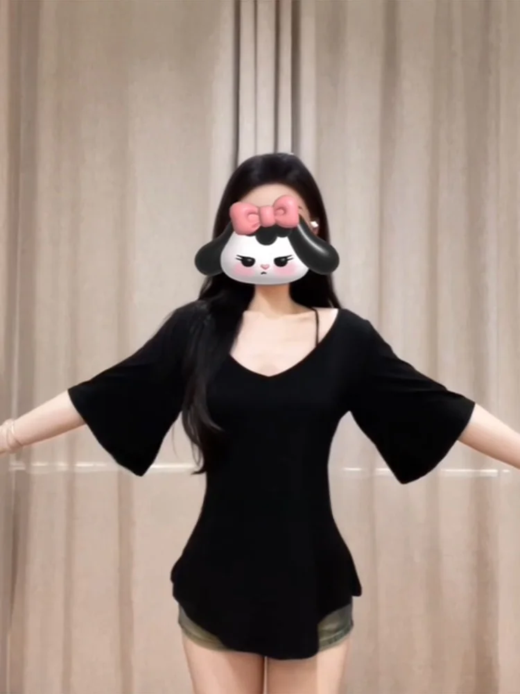 Luźna koszulka damska z dekoltem w serek, wyszczuplająca, na lato, codzienna, wygodna, z nieregularnym dołem i krótkim rękawem.