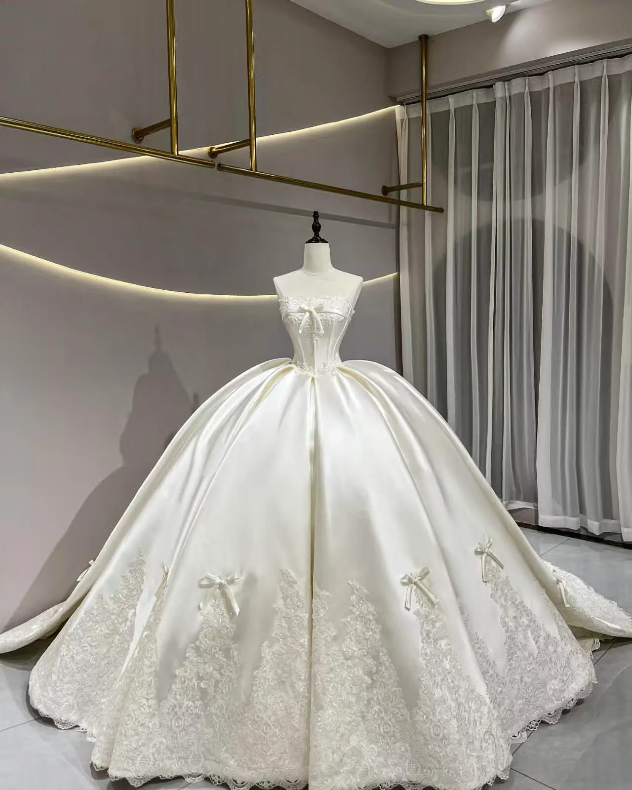 Luxury Satin Ballgown Wedding Dress Strapless Corset Lace Applique Bow Cathedral Train Custom Size Custom Made Vestido De Novia