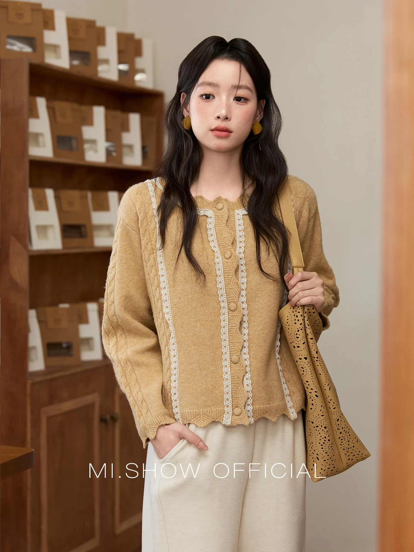 

MISHOW желтый вязаный кардиган женский, новинка 2025 года, милый кружевной свитер с вышивкой, женский осенний кардиган MXE51Z2546