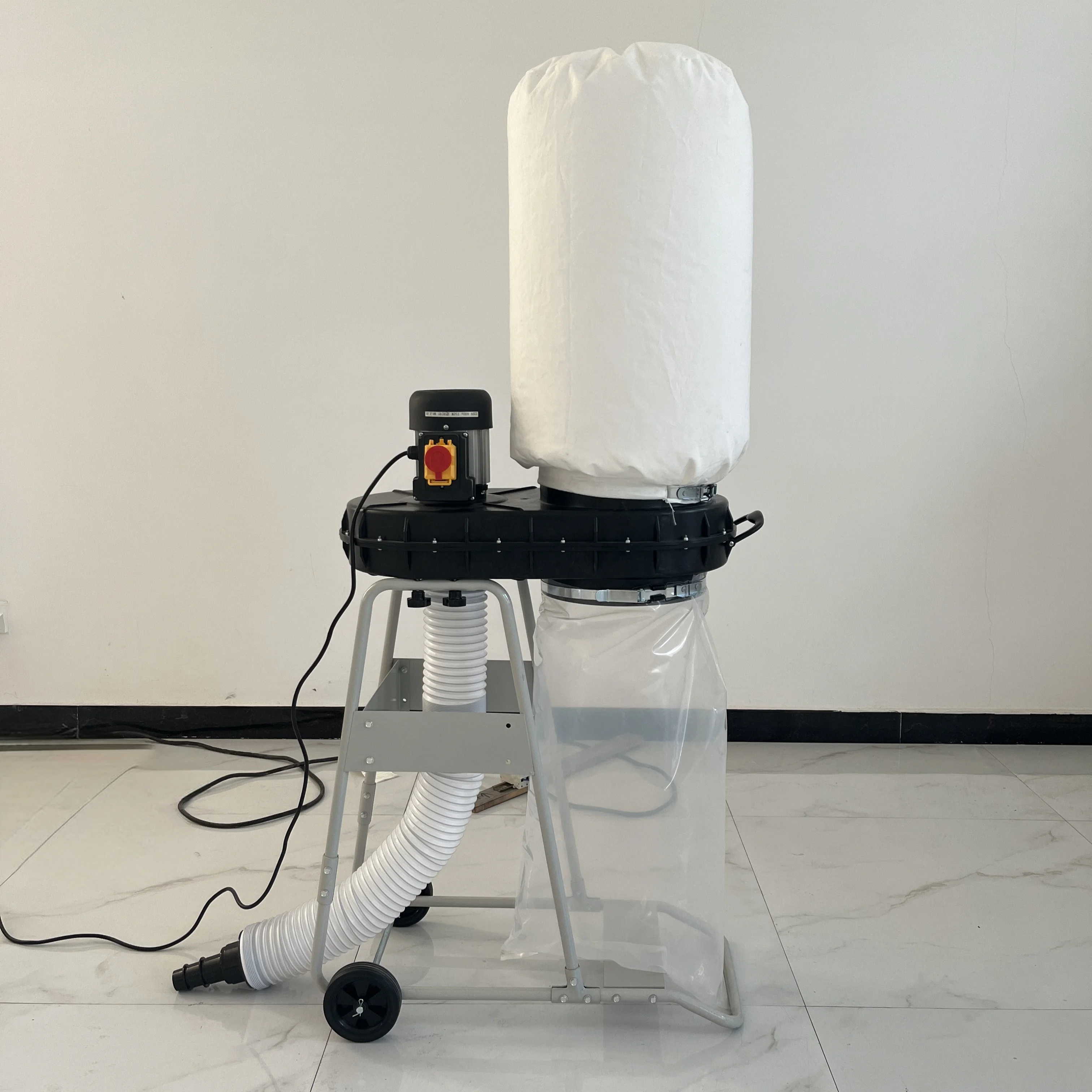 Collettore di polveri per macchine per la lavorazione del legno con componente motore essenziale