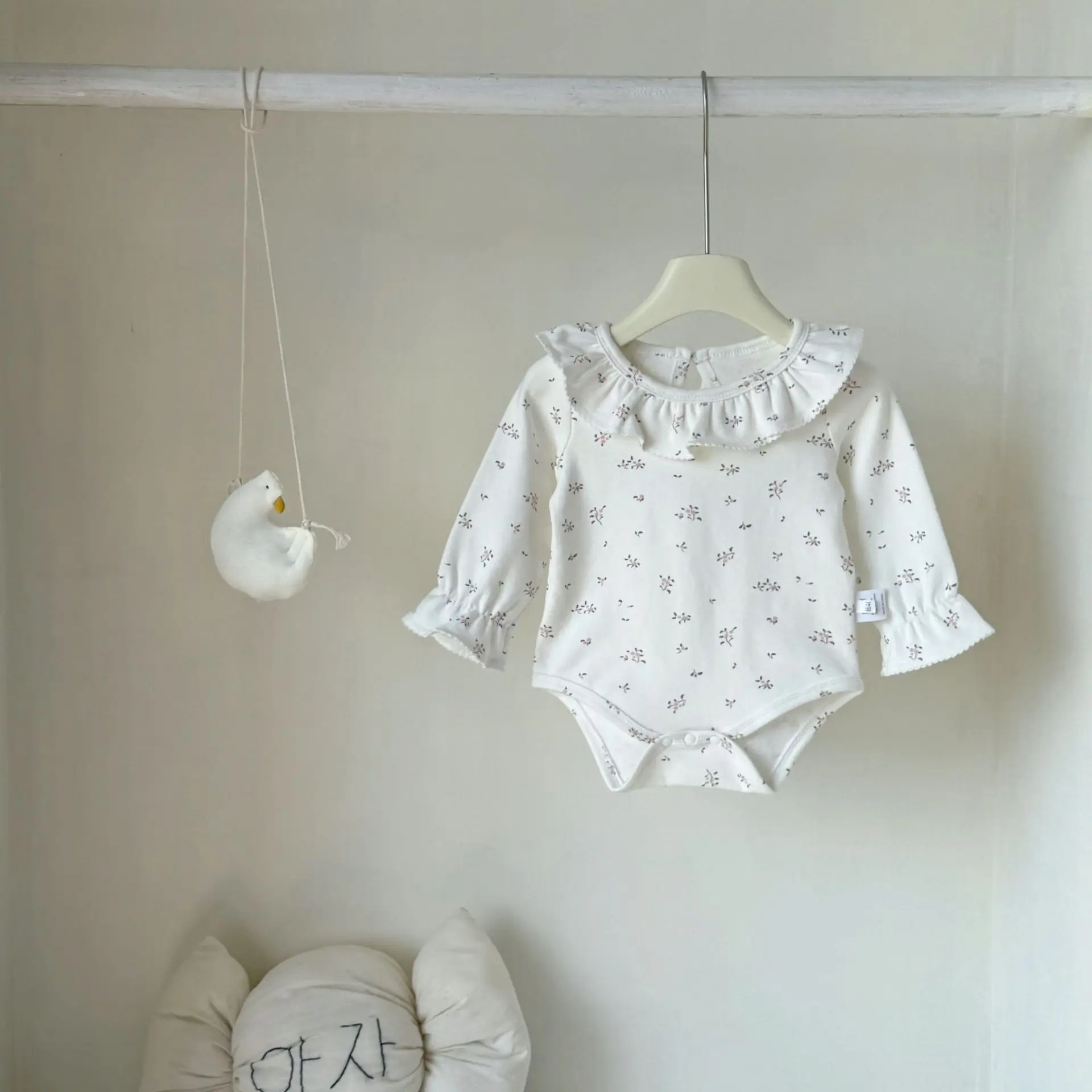 

Новая осенне-зимняя детская одежда для детей 0-3 лет, рубашка с рюшами на воротнике, комбинезон с длинными рукавами