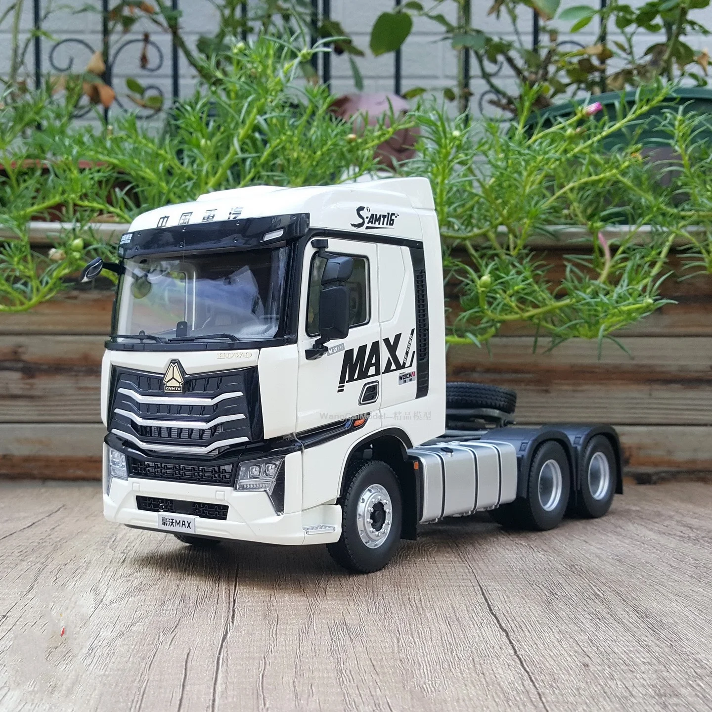 

New. Diecast Model Gift 1:24 Scale SinoTruk HOWO MAX 6X2 Axle Truck Tractor Vehicles Alloy Model Business Gift,Decoration