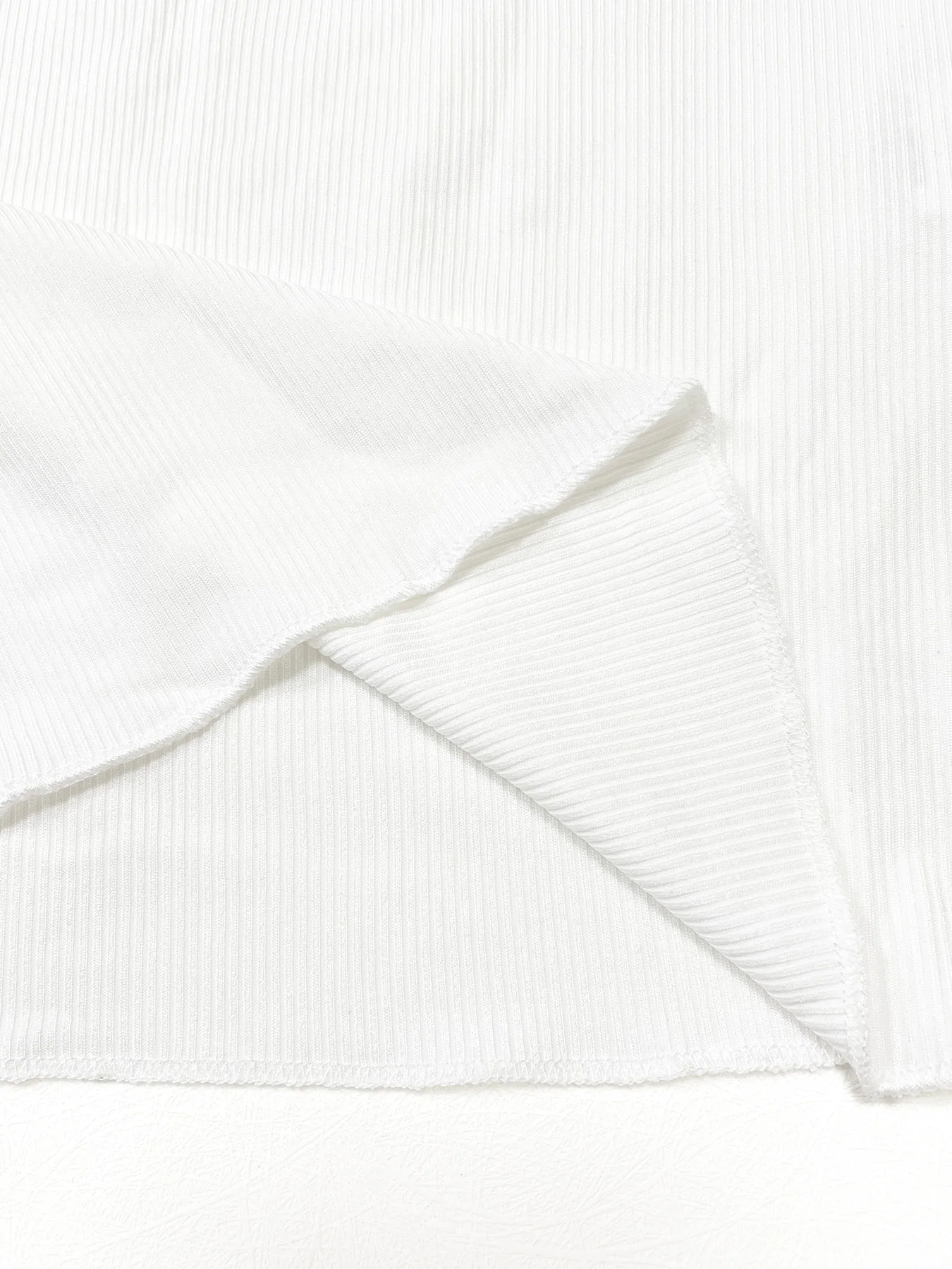 Damen Henley-Neck Langarm-T-Shirt, gerippter Strick, schmale Passform, Crop-Top, halbe Knopfleiste, einfarbig, lässiges Basic-T-Shirt für den täglichen Gebrauch. – Detail 4