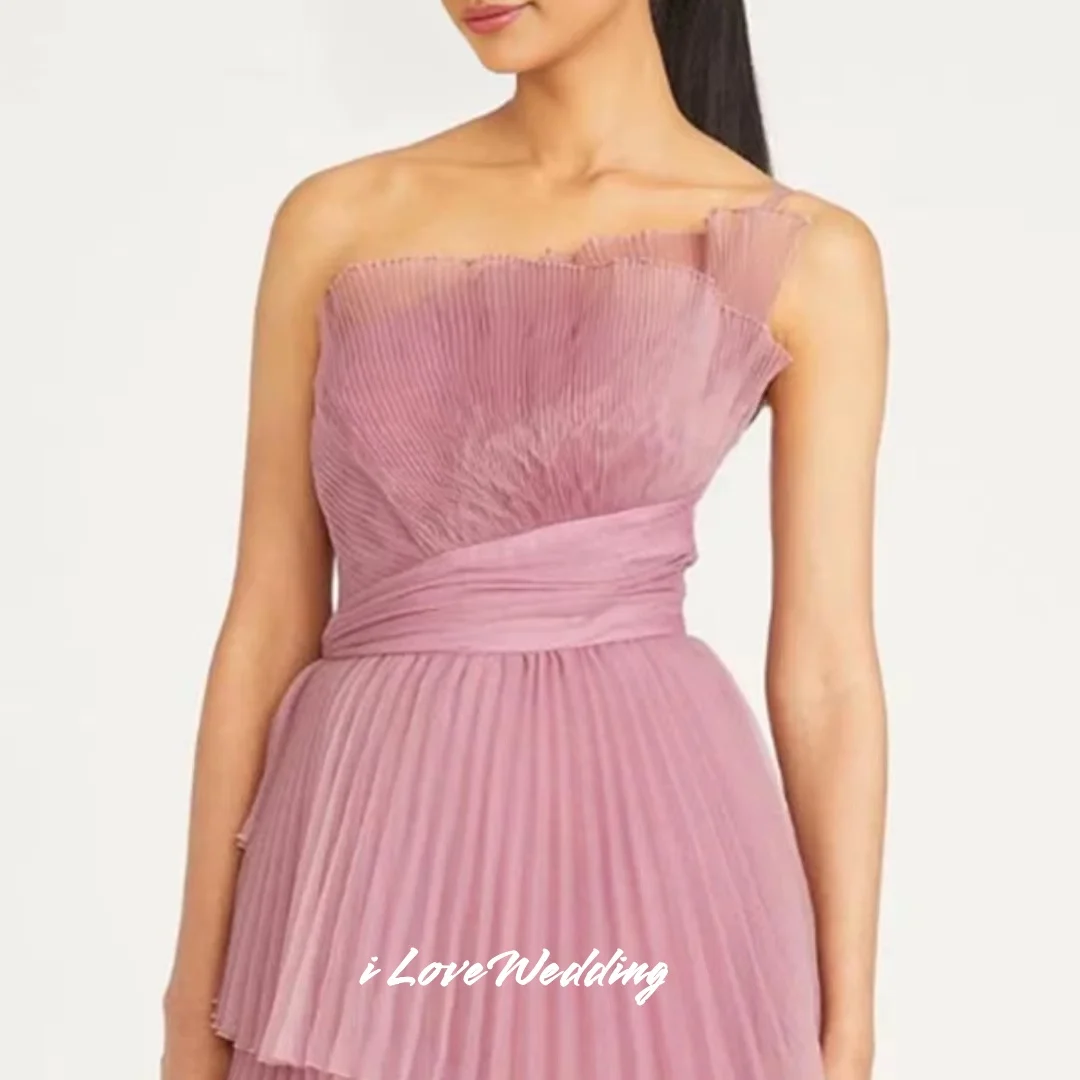 فستان حفلة موسيقية وردي بكتف واحد 2025 شيفون بدون أكمام بدون ظهر على شكل حرف a أنيق مطوي بطول الأرض فستان حفلات الزفاف حسب الطلب