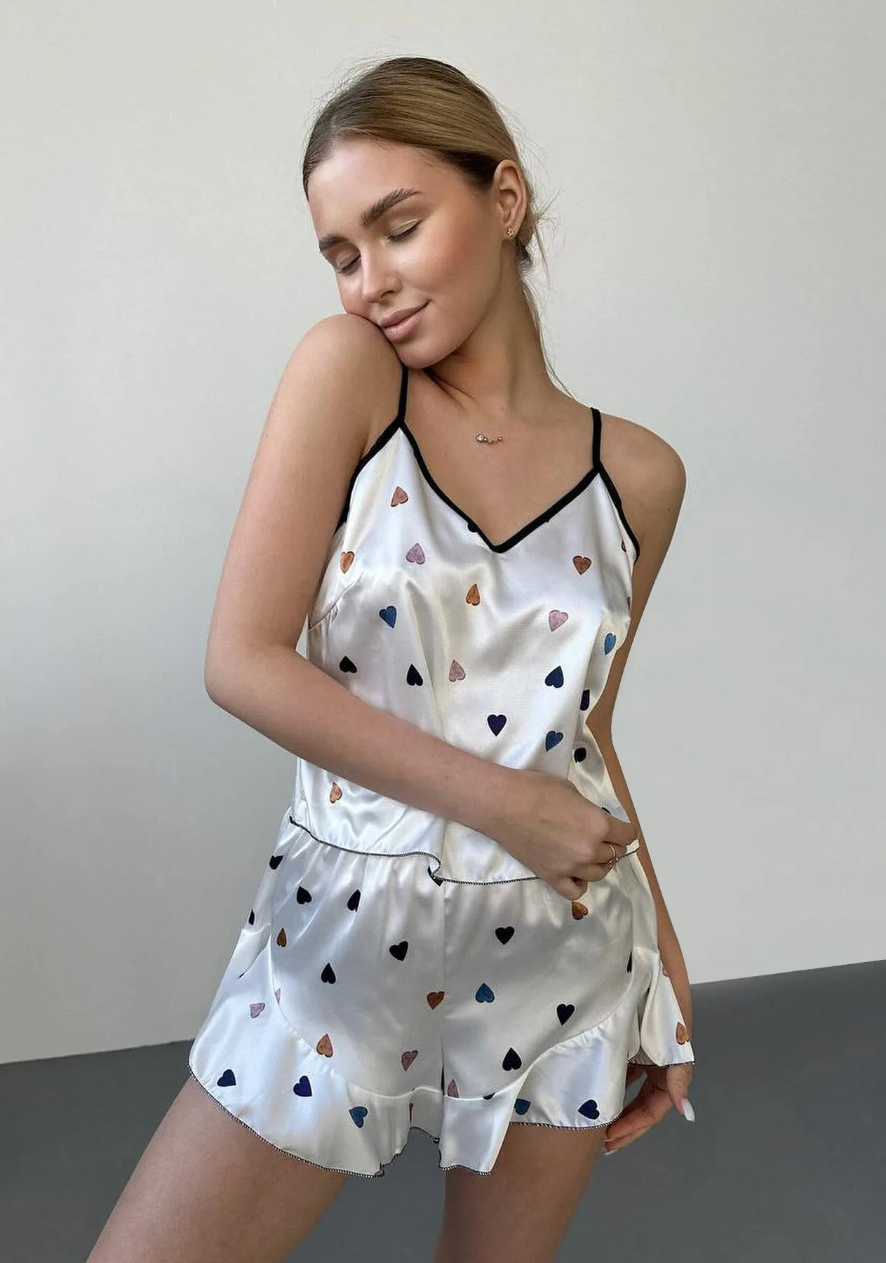 

Летний красочный топ-бретелька с принтом сердца, шорты, женские пижамы, игривая и удобная домашняя одежда.