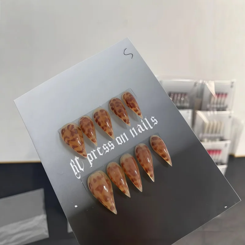 10PCS Retro amber-colored dagger fake nails, transparent jelly brown leopard print peel-and-stick nail set.