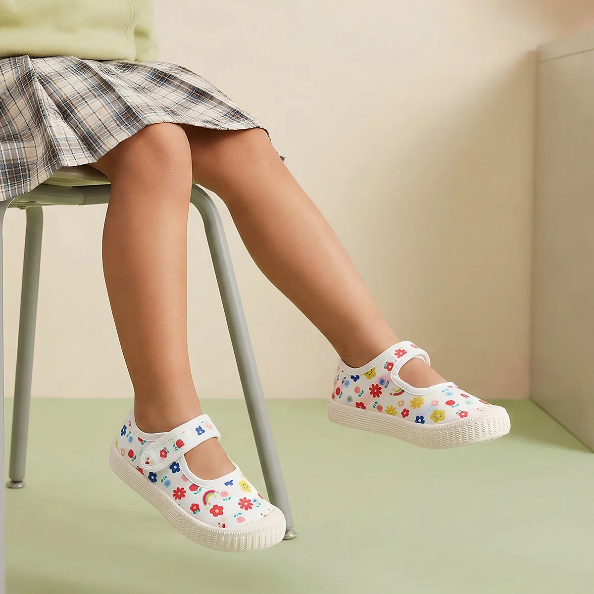 Girls fashionable casual sports shoes spring and summer soft sole suitable for indoor and outdoor kindergarten students and camp
